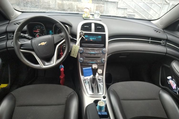 Used Chevrolet Malibu 2013 1.6T Automatic Comfort Edition Center Console