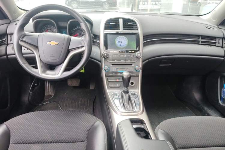Used Chevrolet Malibu 2013 1.6T Automatic Comfort Edition Center Console