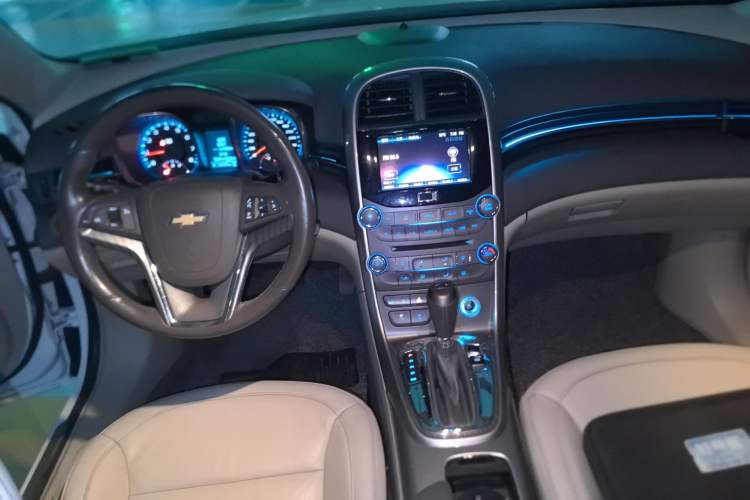 Used Chevrolet Malibu 2013 2.0L Automatic Luxury Edition Center Console