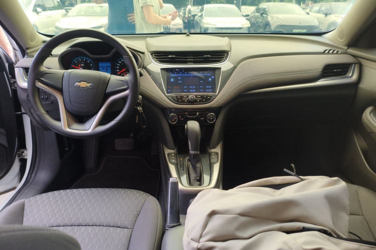 Used Chevrolet Malibu 2013 1.6T Automatic Comfort Edition Center Console