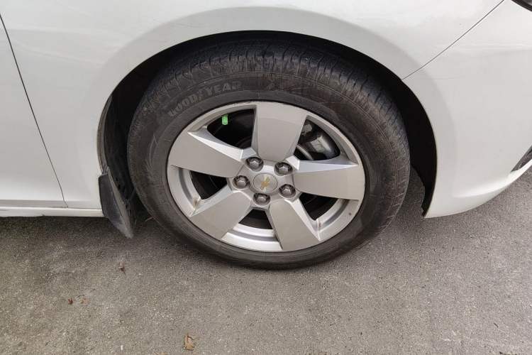 Used Chevrolet Malibu 2013 1.6T Automatic Comfort Edition Right Front Wheel Hub