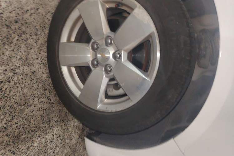 Used Chevrolet Malibu 2013 1.6T Automatic Comfort Edition Right Front Wheel Hub