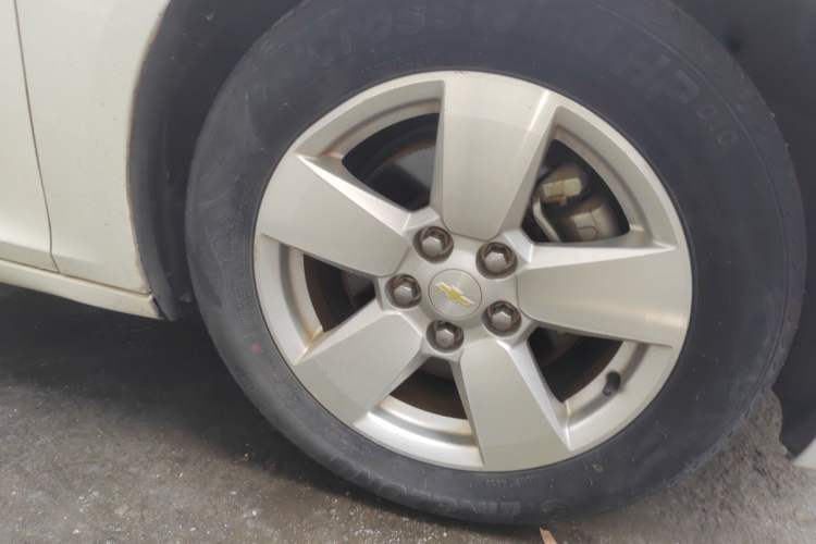 Used Chevrolet Malibu 2013 1.6T Automatic Comfort Edition Right Front Wheel Hub