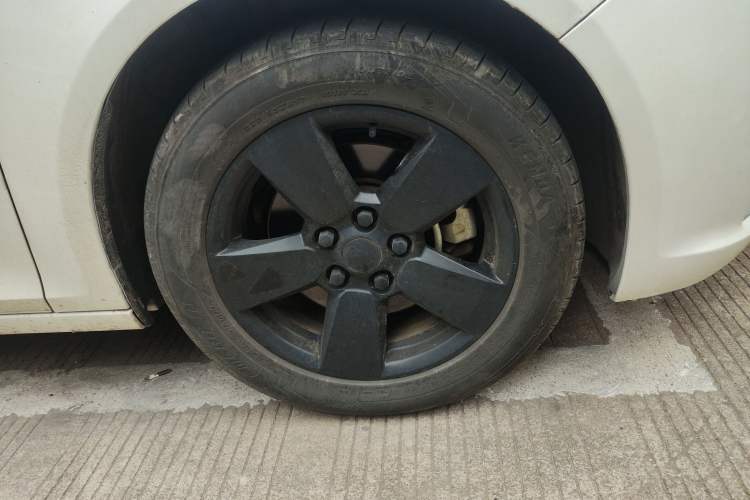 Used Chevrolet Malibu 2013 1.6T Automatic Comfort Edition Right Front Wheel Hub