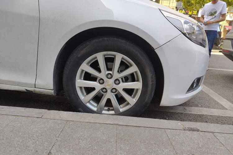 Used Chevrolet Malibu 2013 2.0L Automatic Luxury Edition Right Front Wheel Hub