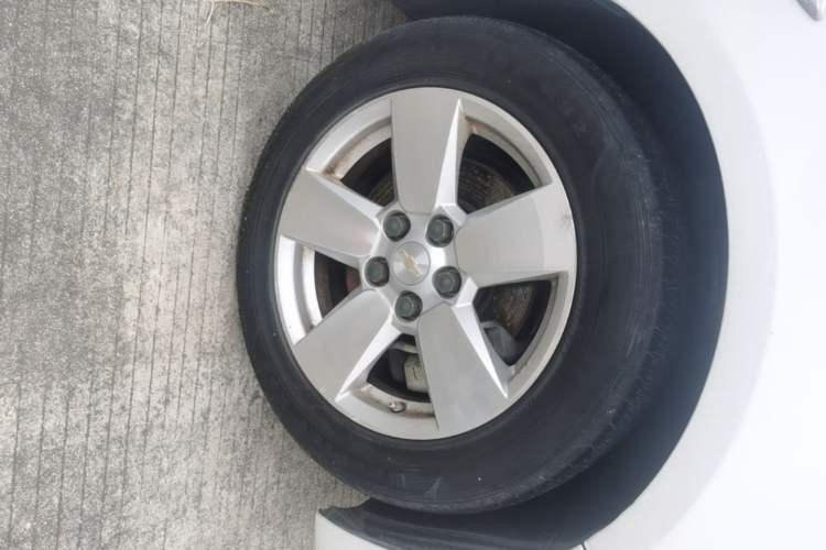 Used Chevrolet Malibu 2013 1.6T Automatic Comfort Edition Right Front Wheel Hub