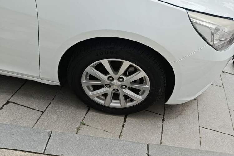 Used Chevrolet Malibu 2013 2.0L Automatic Luxury Edition Right Front Wheel Hub