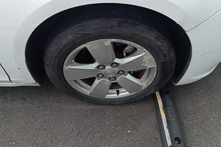 Used Chevrolet Malibu 2013 1.6T Automatic Comfort Edition Right Front Wheel Hub