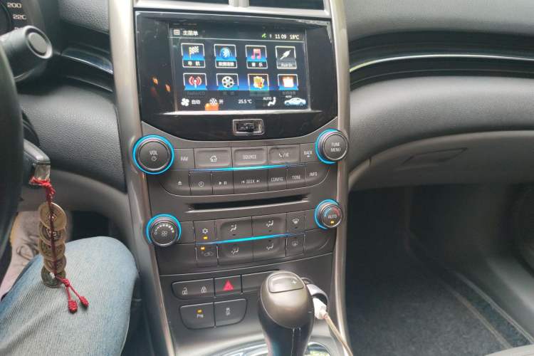 Used Chevrolet Malibu 2014 2.0L Automatic Luxury Edition Audio And AC Panel