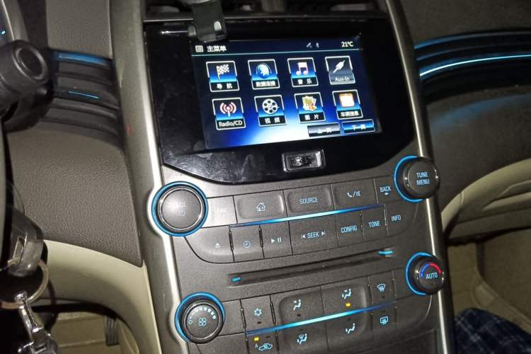 Used Chevrolet Malibu 2014 2.0L Automatic Luxury Edition Audio And AC Panel