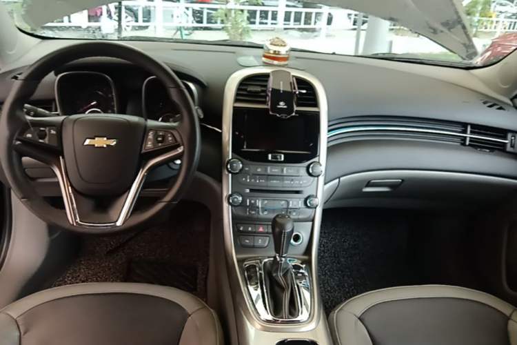Used Chevrolet Malibu 2014 2.4L Automatic Luxury Edition Center Console