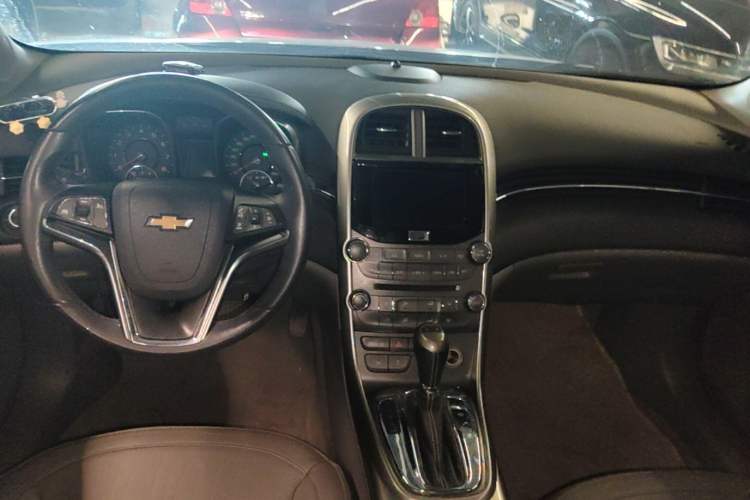 Used Chevrolet Malibu 2014 2.0L Automatic Luxury Edition Center Console