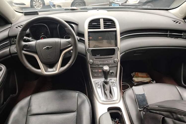 Used Chevrolet Malibu 2014 1.6T Automatic Comfort Edition Center Console