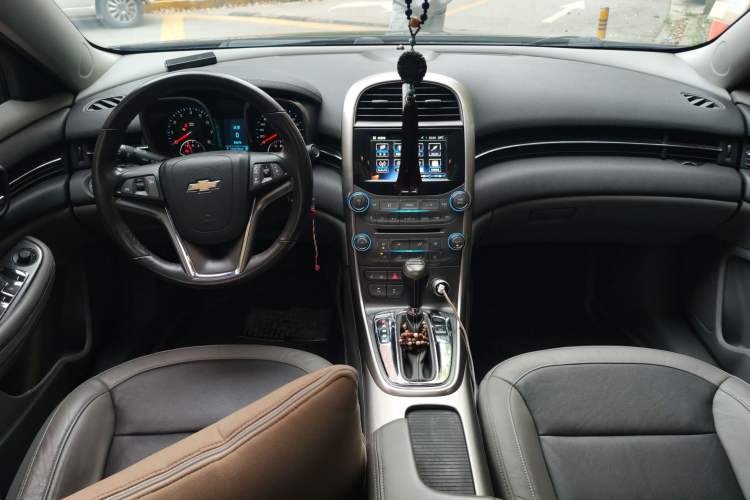 Used Chevrolet Malibu 2014 2.0L Automatic Luxury Edition Center Console