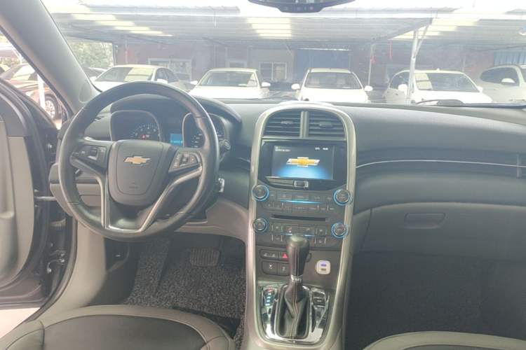 Used Chevrolet Malibu 2014 2.0L Automatic Luxury Edition Center Console
