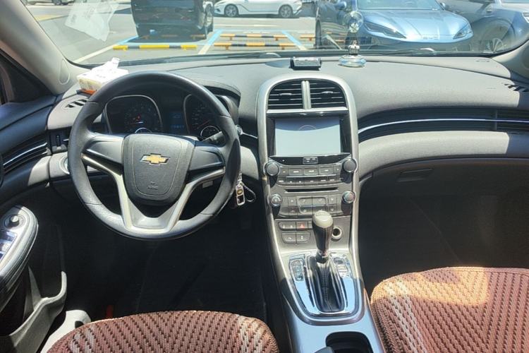 Used Chevrolet Malibu 2014 1.6T Automatic Comfort Edition Center Console