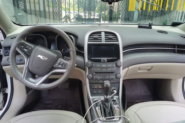 Used Chevrolet Malibu 2014 2.0L Automatic Luxury Edition Center Console