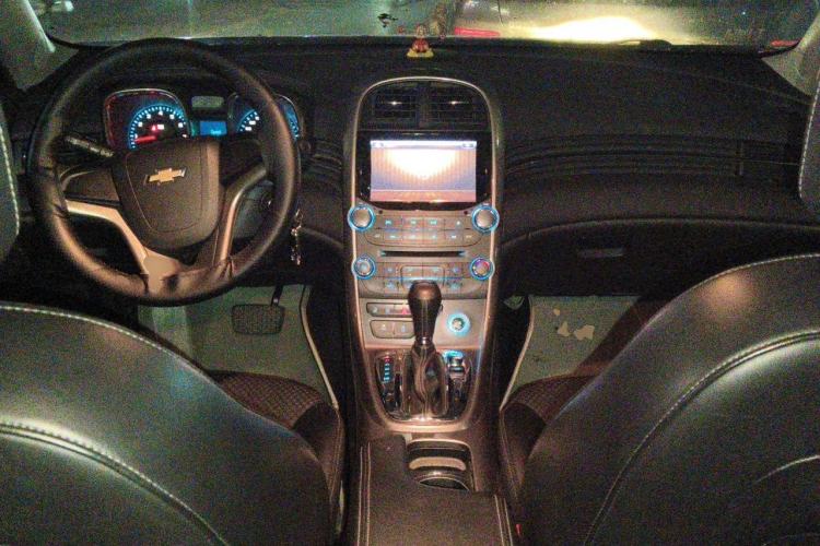Used Chevrolet Malibu 2014 1.6T Automatic Comfort Edition Center Console