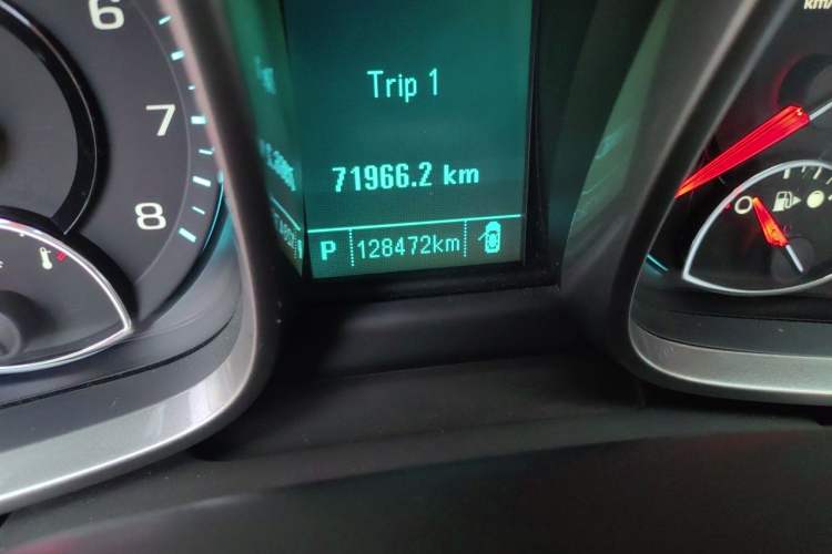 Used Chevrolet Malibu 2014 2.0L Automatic Comfort Edition Odometer Close Up