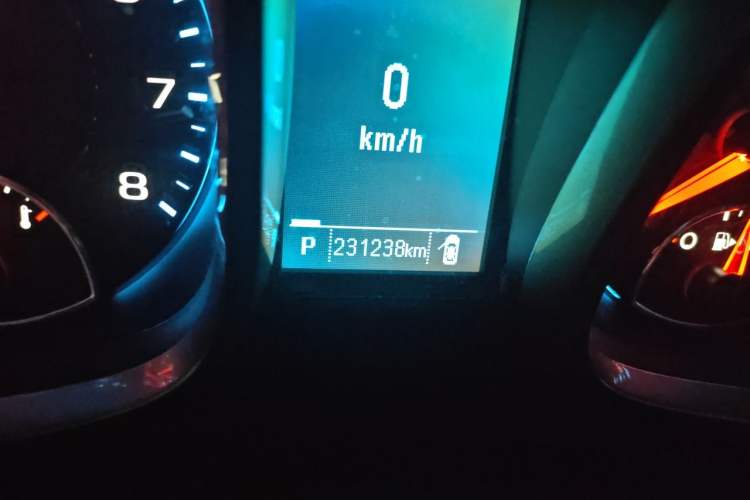 Used Chevrolet Malibu 2014 1.6T Automatic Comfort Edition Odometer Close Up