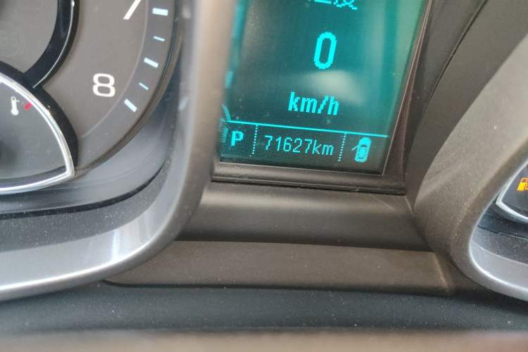 Used Chevrolet Malibu 2014 2.0L Automatic Luxury Edition Odometer Close Up