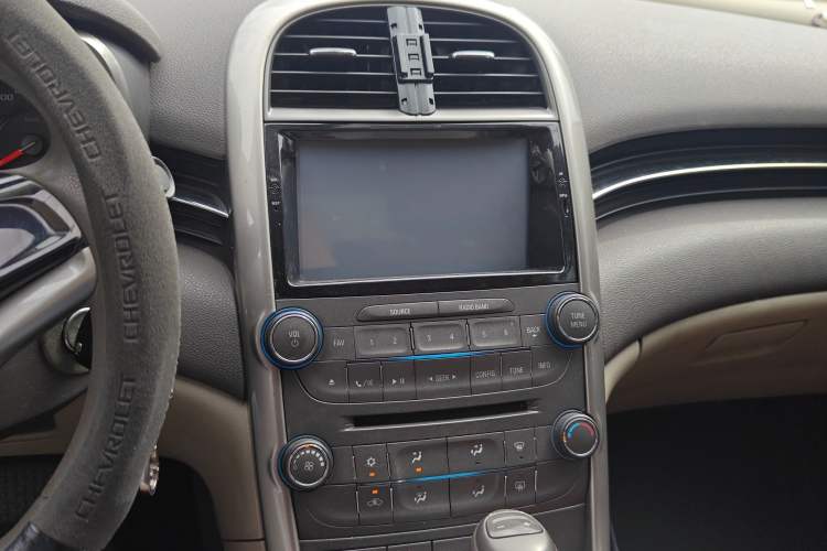Used Chevrolet Malibu 2014 2.0L Automatic Comfort Edition Audio And AC Panel