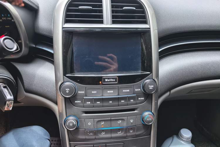 Used Chevrolet Malibu 2014 2.0L Automatic Luxury Edition Audio And AC Panel