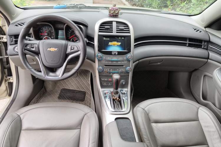 Used Chevrolet Malibu 2014 2.0L Automatic Luxury Edition Center Console