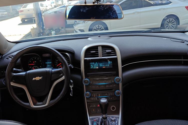 Used Chevrolet Malibu 2014 1.6T Automatic Comfort Edition Center Console
