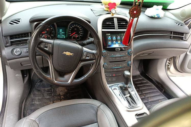 Used Chevrolet Malibu 2014 2.0L Automatic Luxury Edition Center Console