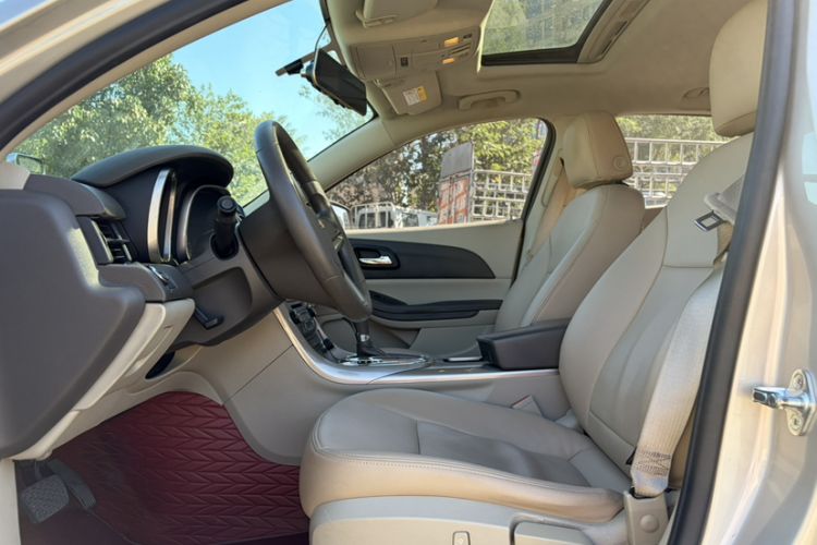 Used Chevrolet Malibu 2014 2.0L Automatic Comfort Edition Interior 5