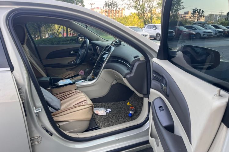 Used Chevrolet Malibu 2014 2.0L Automatic Comfort Edition Interior 5