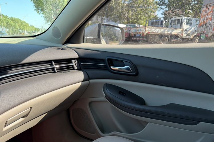 Used Chevrolet Malibu 2014 2.0L Automatic Comfort Edition Interior 7