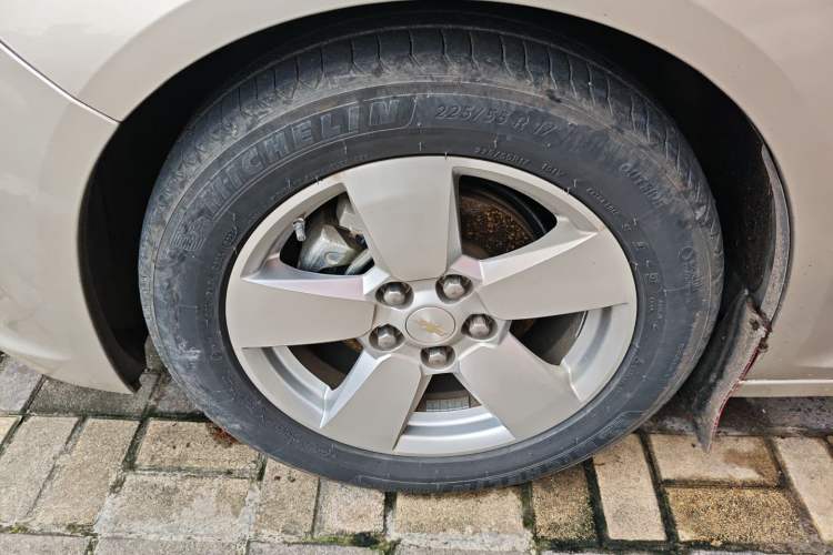Used Chevrolet Malibu 2014 2.0L Automatic Comfort Edition Left Front Wheel Hub