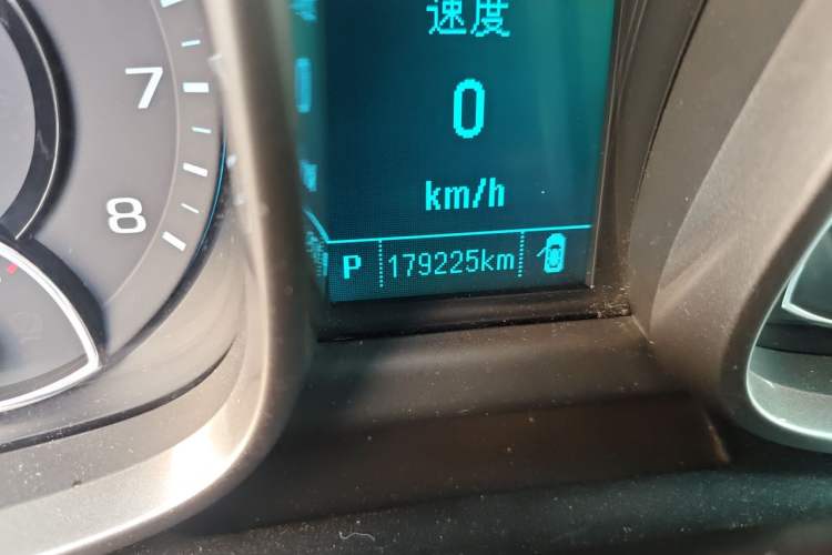 Used Chevrolet Malibu 2014 2.4L Automatic Luxury Edition Odometer Close Up