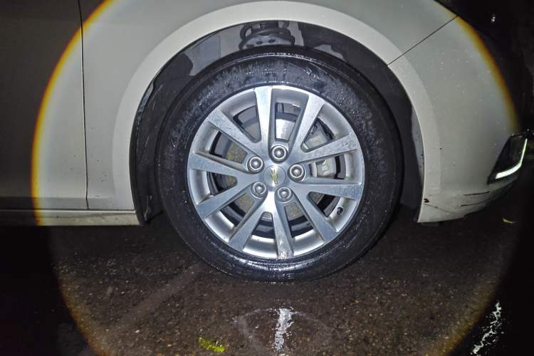 Used Chevrolet Malibu 2014 2.0L Automatic Luxury Edition Right Front Wheel Hub
