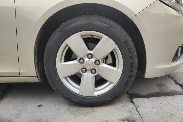 Used Chevrolet Malibu 2014 2.0L Automatic Comfort Edition Right Front Wheel Hub