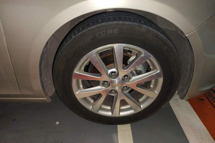 Used Chevrolet Malibu 2014 2.0L Automatic Luxury Edition Right Front Wheel Hub