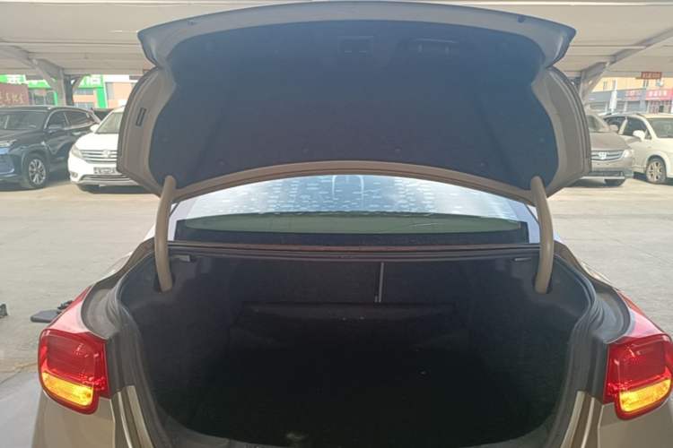 Used Chevrolet Malibu 2014 2.0L Automatic Luxury Edition Trunk