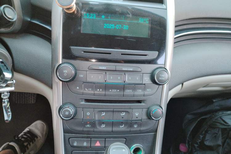Used Chevrolet Malibu 2014 2.0L Automatic Comfort Edition Audio And AC Panel