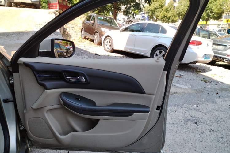 Used Chevrolet Malibu 2014 2.0L Automatic Comfort Edition Interior 5