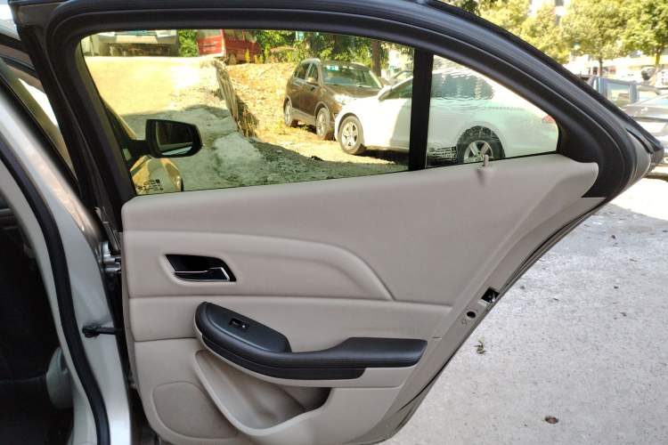 Used Chevrolet Malibu 2014 2.0L Automatic Comfort Edition Interior 6