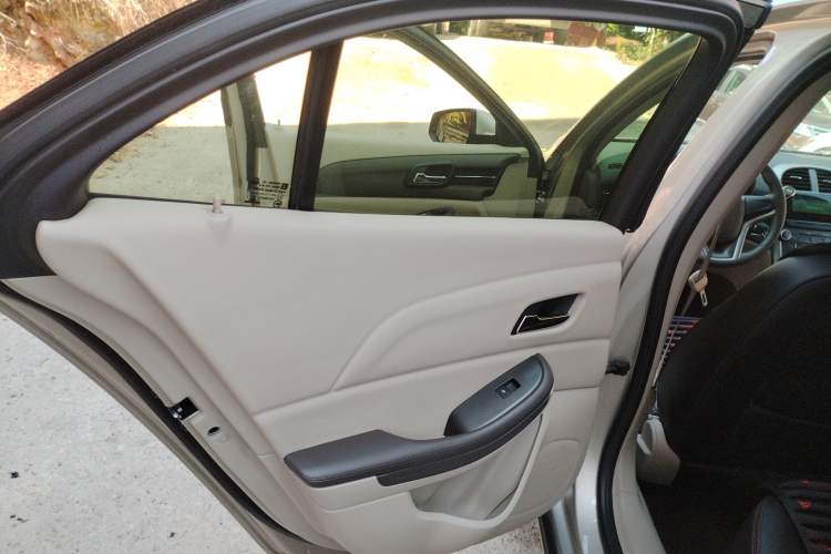 Used Chevrolet Malibu 2014 2.0L Automatic Comfort Edition Interior 8