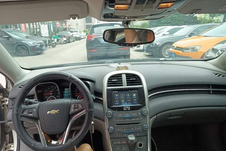 Used Chevrolet Malibu 2014 2.0L Automatic Luxury Edition Center Console