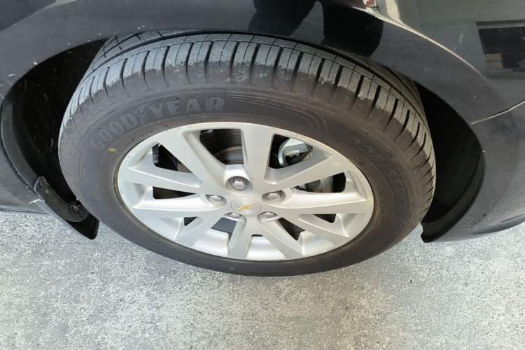 Used Chevrolet Malibu 2014 2.0L Automatic Comfort Edition Right Front Wheel Hub
