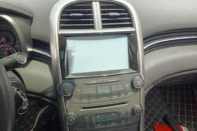 Used Chevrolet Malibu 2014 1.6T Automatic Comfort Edition Audio And AC Panel