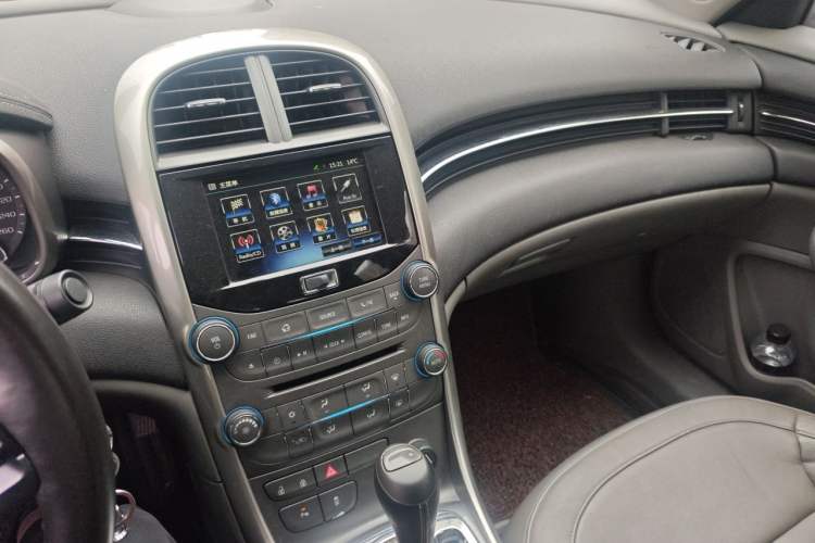 Used Chevrolet Malibu 2014 2.0L Automatic Luxury Edition Audio And AC Panel