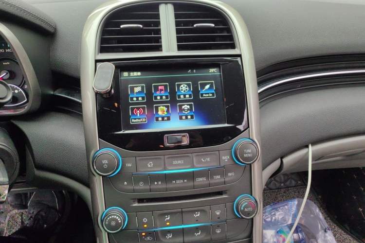 Used Chevrolet Malibu 2014 2.0L Automatic Luxury Edition Audio And AC Panel