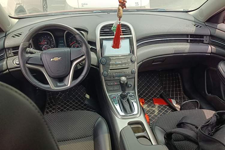 Used Chevrolet Malibu 2014 1.6T Automatic Comfort Edition Center Console