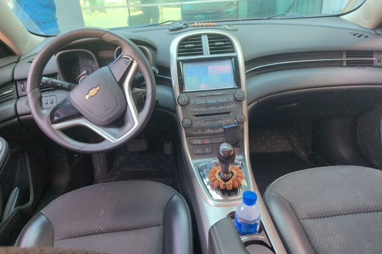 Used Chevrolet Malibu 2014 1.6T Automatic Comfort Edition Center Console